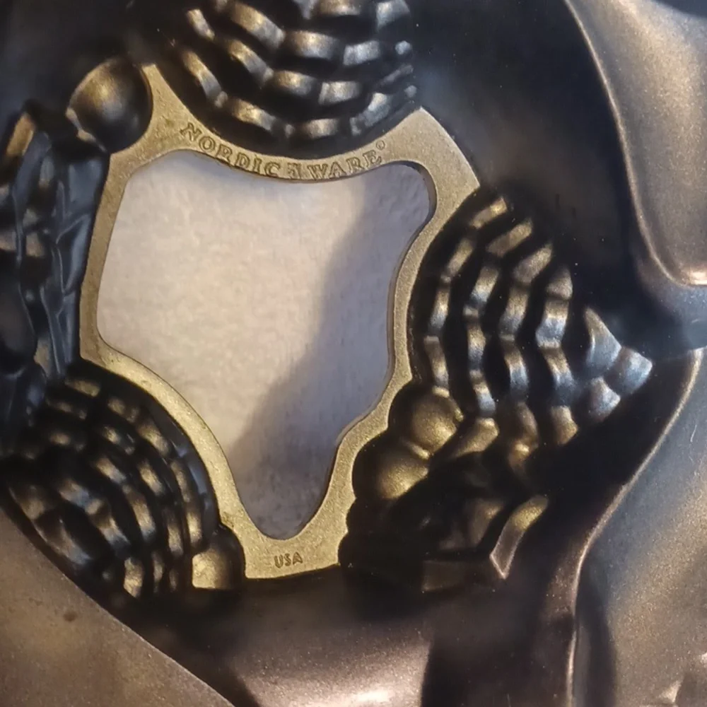 Nordic Ware bundle cake pan Christmas wreath cast aluminum